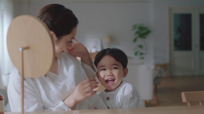 平愛梨&バンビーノ君/新TVCM『マスク悩み篇』より(提供写真)