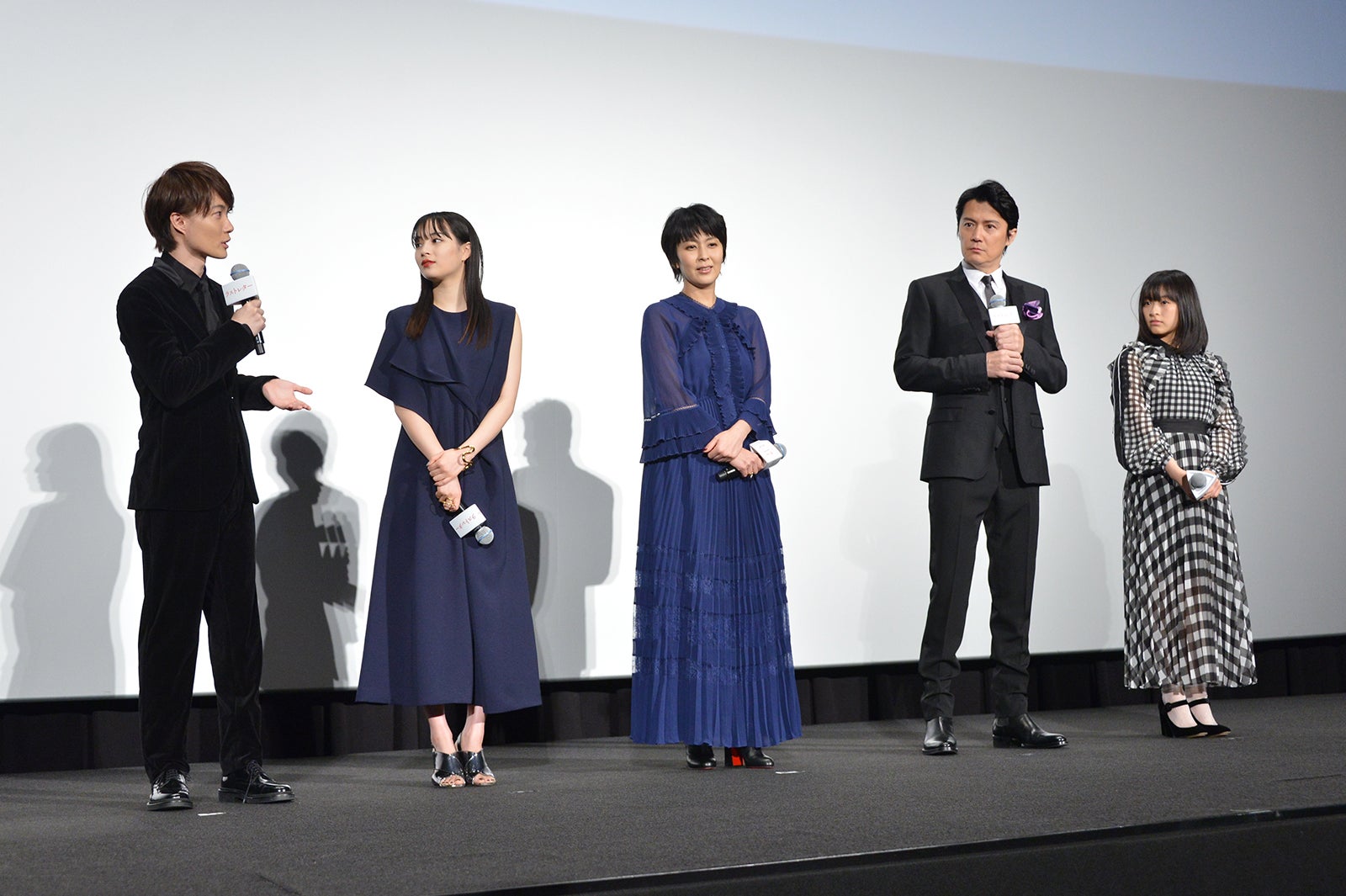 福山雅治（右から2番目）の高校時代を忠実に再現したという神木隆之介（左）（C）モデルプレス