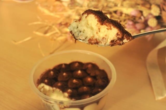 業務スーパーの「ティラミス」すくったところ