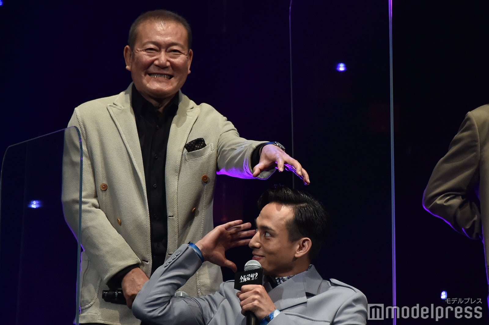 背後の古谷（國村隼）に怯える満島真之介 （C）モデルプレス