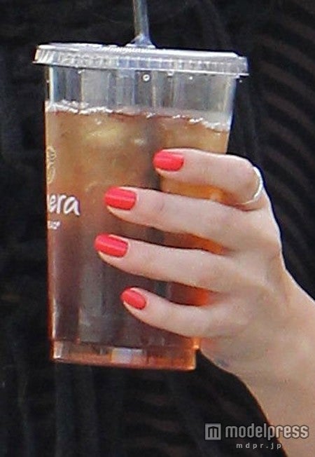 ランチの時の鮮やかなネイル。X17online.com / Zeta Image