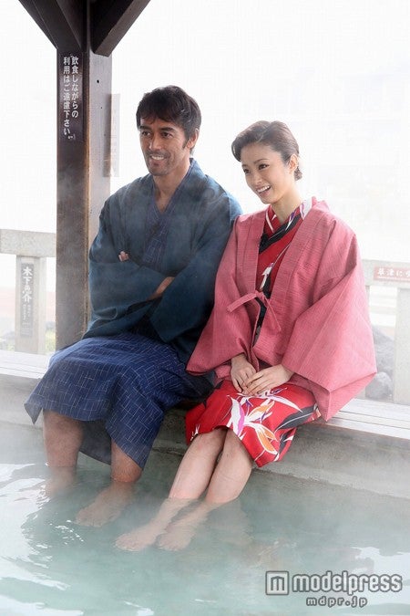 上戸彩、浴衣姿で“混浴”