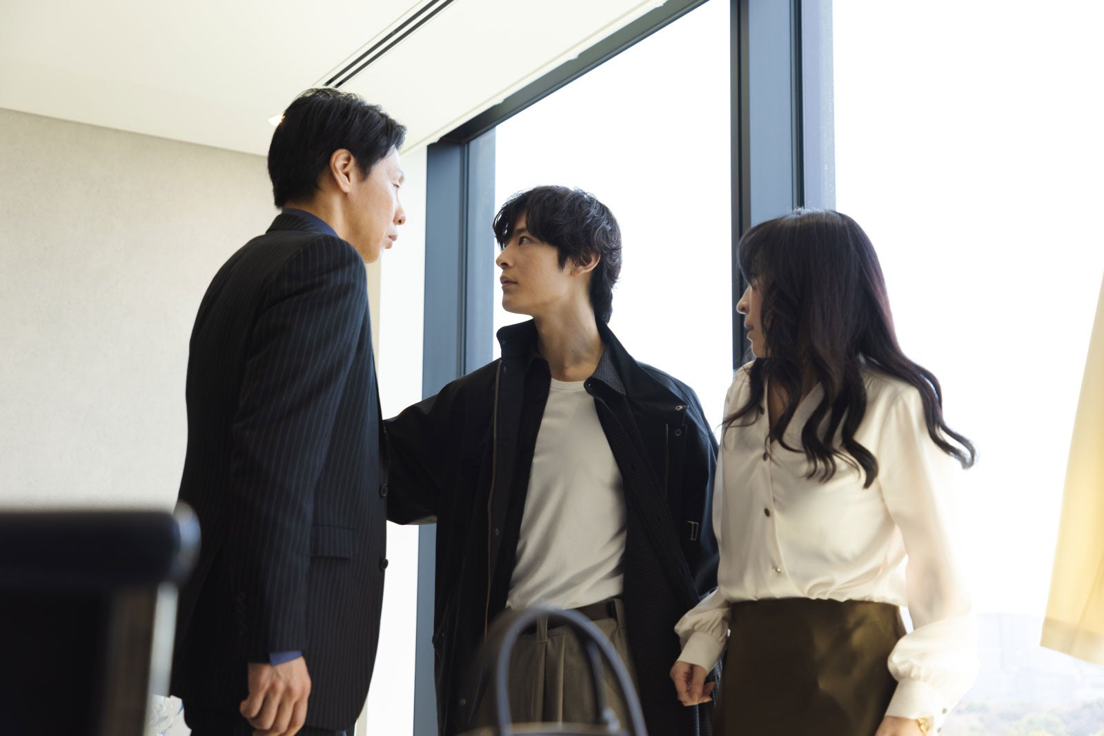 大倉孝二、塩野瑛久、麻生久美子（C）テレビ朝日・SLL