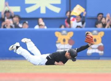 ロッテ・西川 ダイビングキャッチでピンチを救う 初回先制点の好走塁に続き、二回は左翼守備でも魅せた