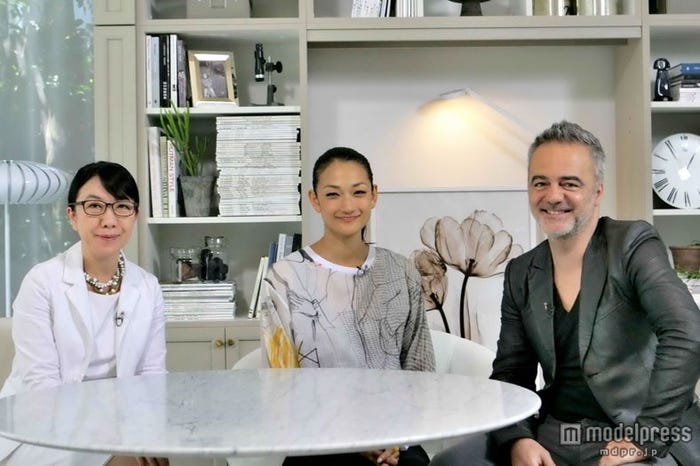 左から:エルデコ編集長・木田隆子、冨永愛、クラウディオ・コルッチ(C)Photo YANO NOBUO