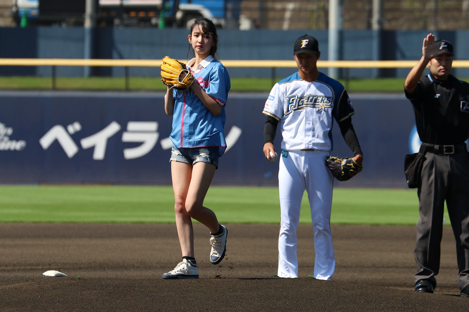 “菜々緒2世”黒木麗奈、初始球式で美脚あらわ　ノーバンなるか