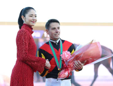 「今日の負けは吹き飛びました」中山競馬場降臨の美人女優にSNS騒然 ターフに映える赤ドレス「神々しい」「ポニテマジでいい」「美しすぎるよ」