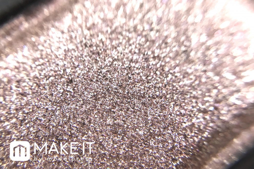 左上のニュアンスカラーのラメが美しい (C)メイクイット