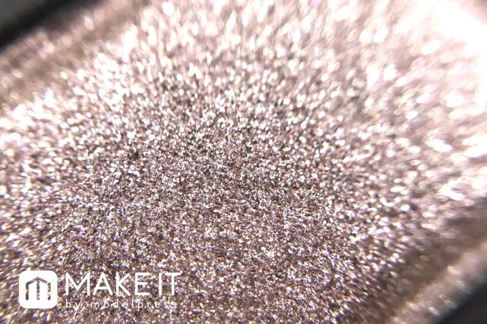 左上のニュアンスカラーのラメが美しい (C)メイクイット