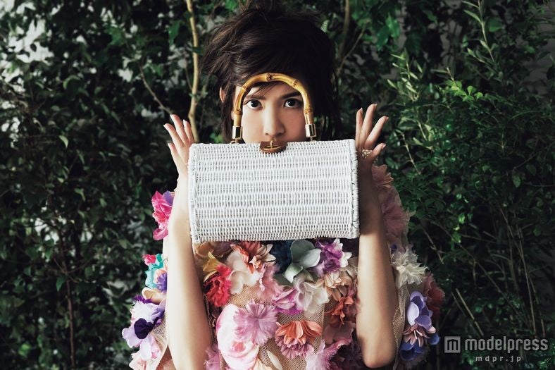 自然のモチーフを取り入れたバッグ