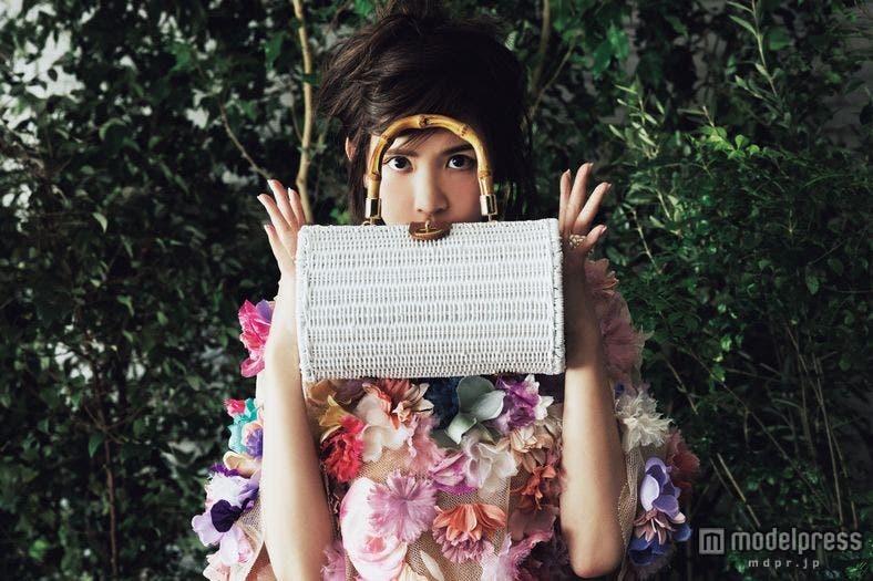 自然のモチーフを取り入れたバッグ