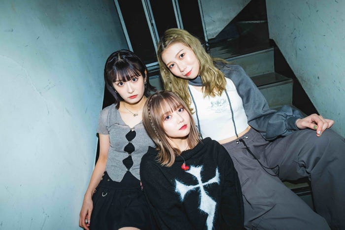 suga/es(左上から時計回り)広瀬ちひろ、おりはらまよ、佐藤ノア (提供写真)