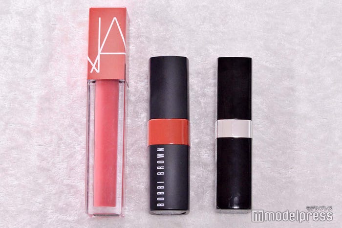 リップ(左から)NARS/オイルインフューズドリップティント 1149、BOBBI BROWN/クラッシュドリップカラー 44 スーパーノヴァ、CHANEL/ルージュココブルーム 118 ラディアント(C)モデルプレス