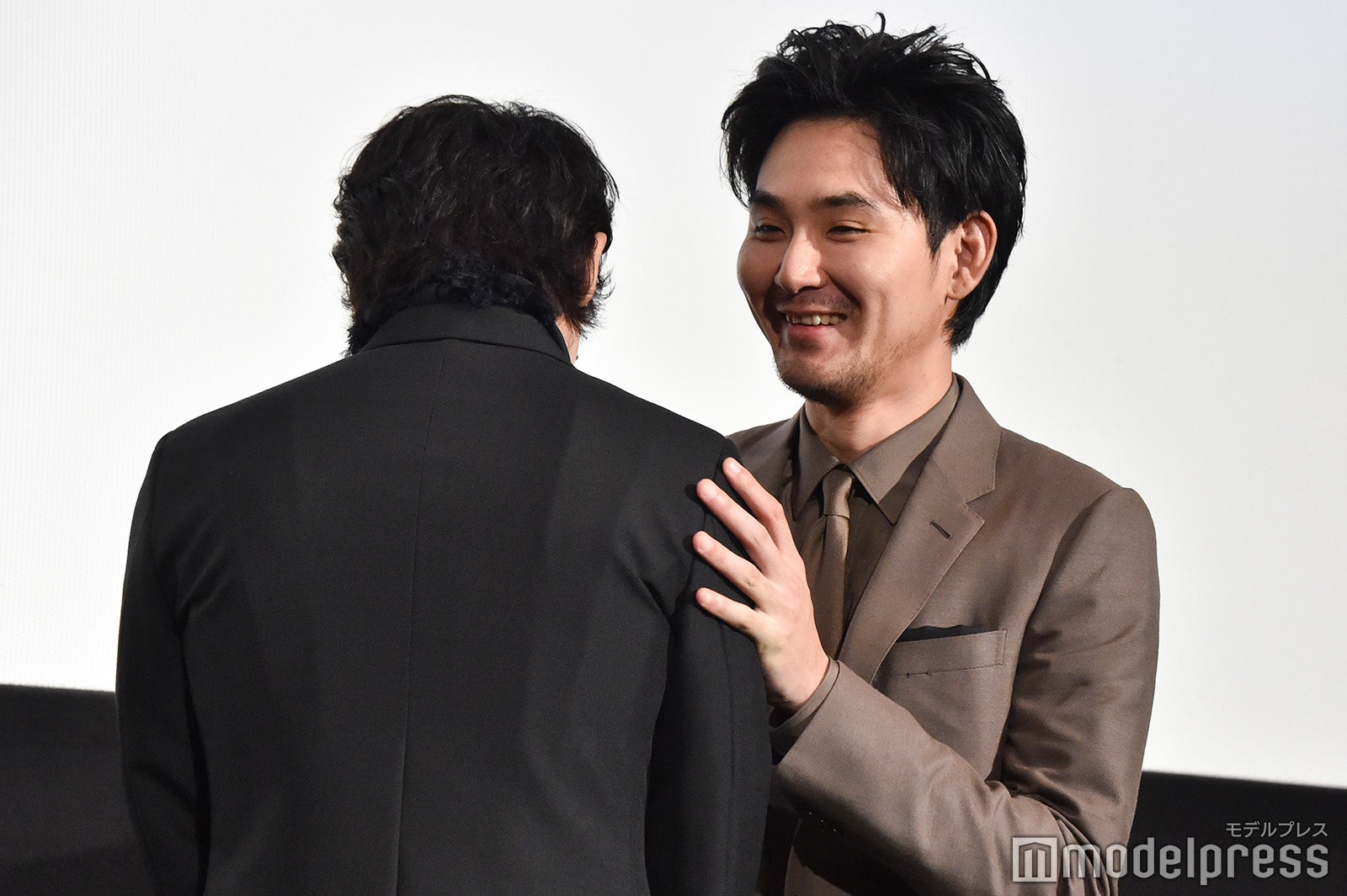 綾野剛、松田龍平 （C）モデルプレス