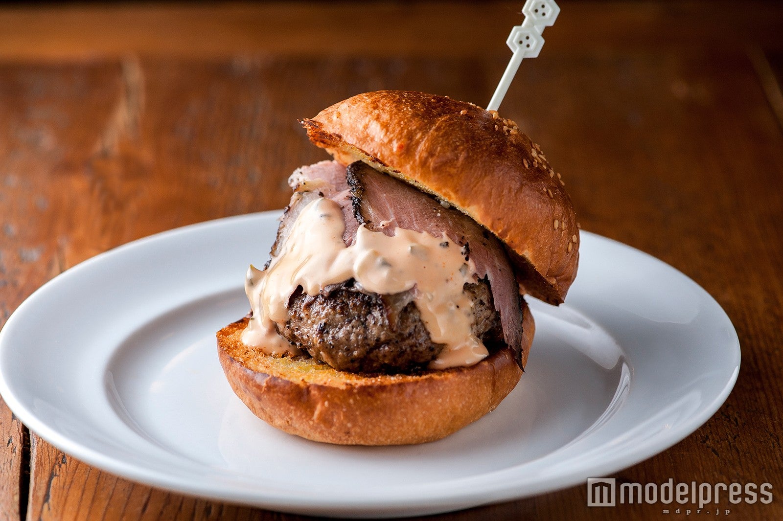 スモークビーフパストラミバーガー800 円／画像提供：アークヒルズ