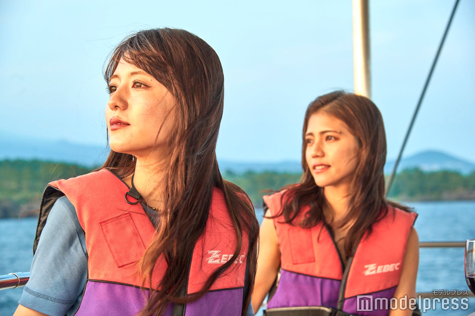 さまざまな色に移り変わる空と海を眺めて、吹きぬける海風が心地いい（C）モデルプレス