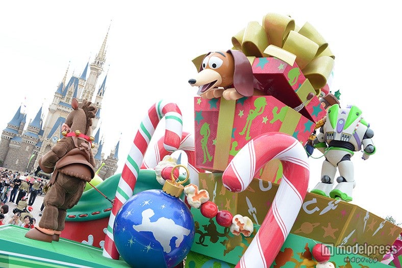 「ディズニー・クリスマス・ストーリーズ」箱から顔を出すスリンキー・ドッグ