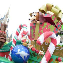 「ディズニー・クリスマス・ストーリーズ」箱から顔を出すスリンキー・ドッグ
