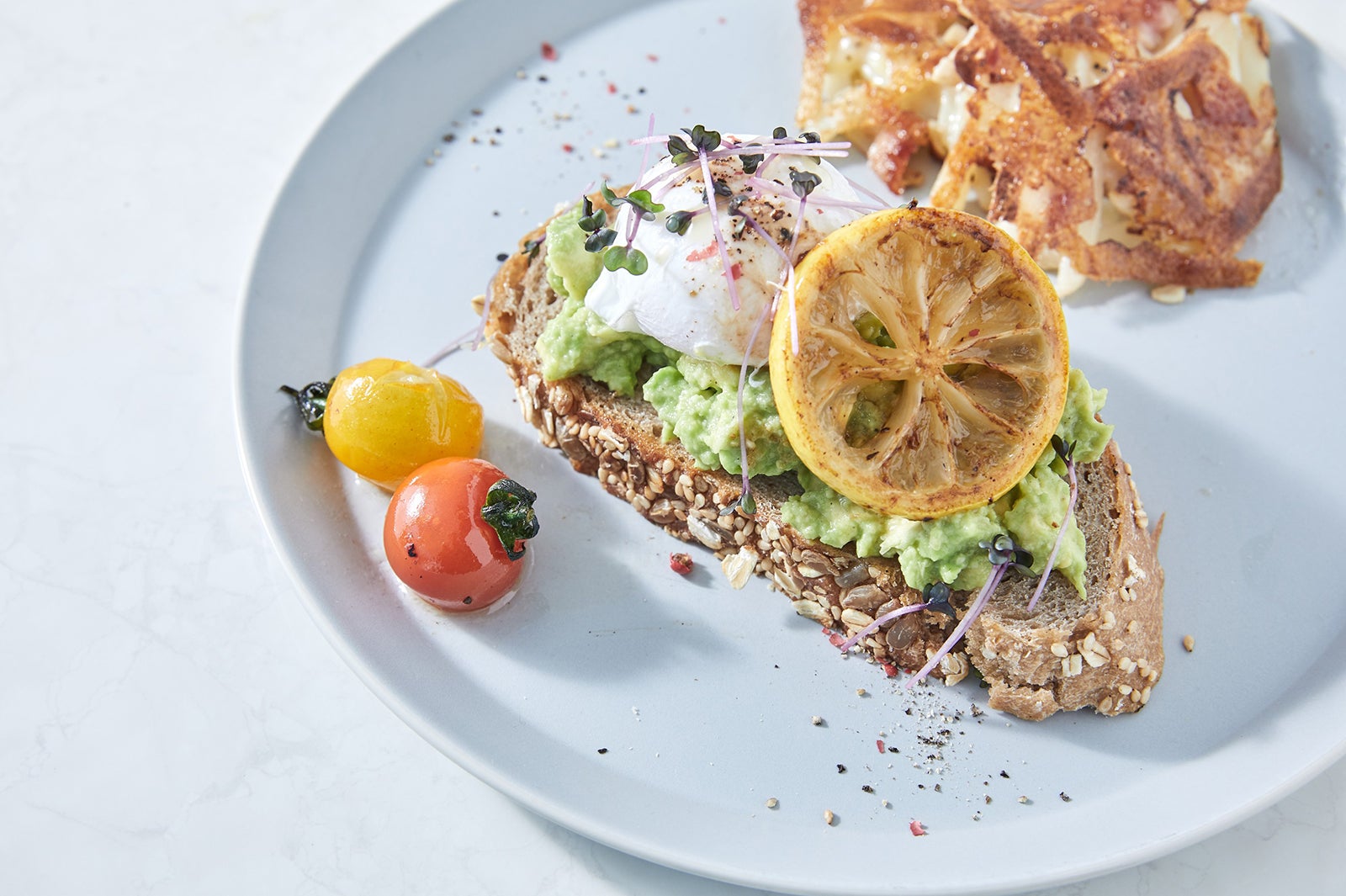 スマッシュアボカドトースト　700円+tax／画像提供：ベイクルーズ