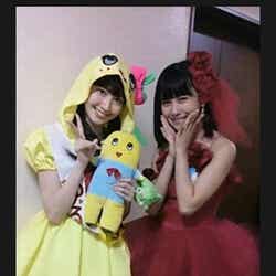 小嶋陽菜の“必勝・赤ドレス”を受け継いだ小嶋真子(右)/小嶋真子Google+より