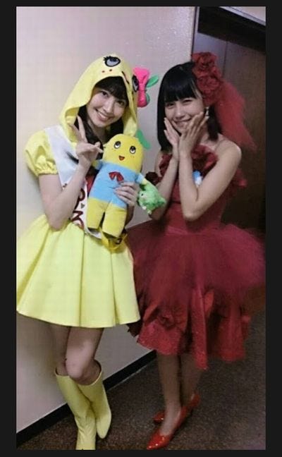 小嶋陽菜の“必勝・赤ドレス”を受け継いだ小嶋真子(右)/小嶋真子Google+より