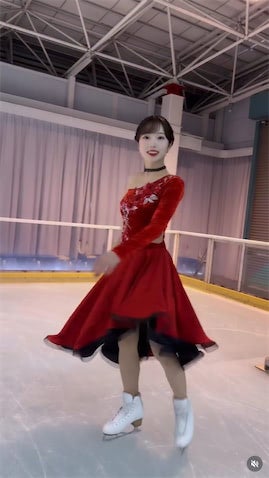 本田真凜、真っ赤な衣装で華麗なターンを披露 「女神降臨」「綺麗すぎる」ファン騒然