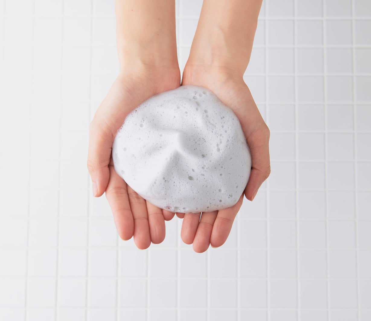 きめ細かい泡が自然に発泡し、汚れを浮かせて落とす