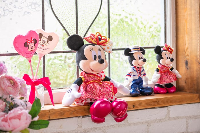 (左から)ぬいぐるみ5,500円、ぬいぐるみバッジ2,600円(C)Disney