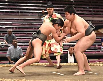 大相撲 体重57キロ力士が前相撲デビュー、165キロに真っ向勝負も敗れる「壁に当たっているよう」