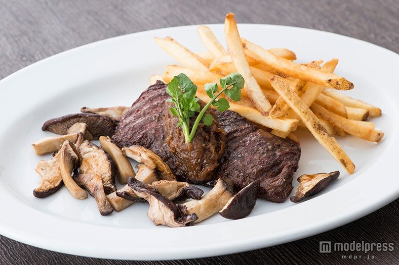 NYハンガーステーキ（「サラベス 東京店」限定・新メニュー）／画像提供：WDI