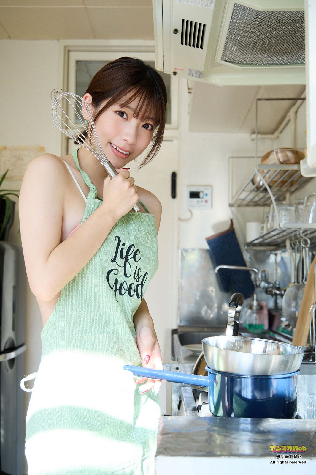 「ミスマガジン2022」三野宮鈴、SEXYなエプロン姿にドキッ