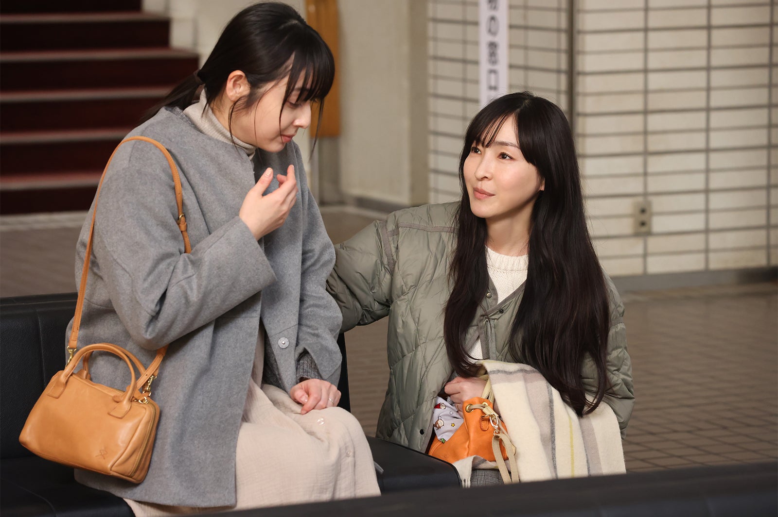 （右）麻生久美子「月夜行路 ―答えは名作の中に―」第1話（C）日本テレビ