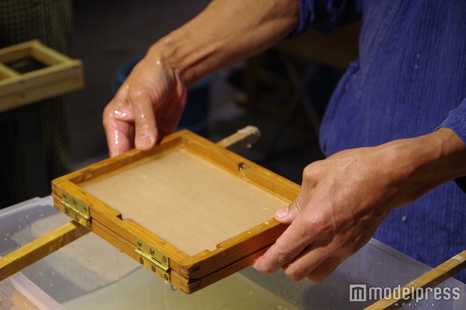 手すき和紙の体験／画像提供：アークヒルズ