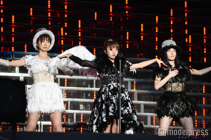 「Bird」篠田麻里子、高橋みなみ、松井珠理奈(C)AKS