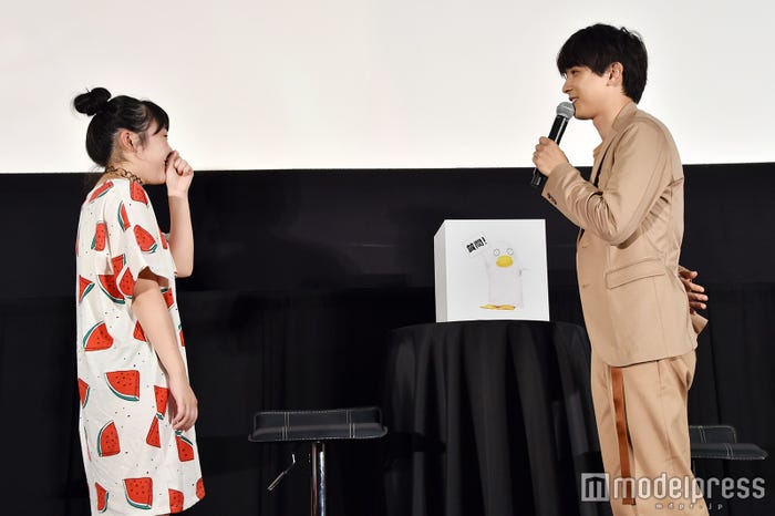 目をじっと見つめ…(C)モデルプレス