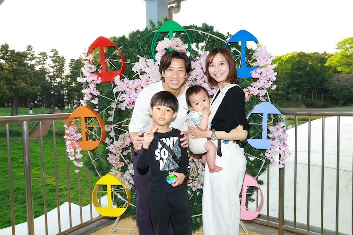 妻はテレ朝アナ、元プロサッカー・大津祐樹が家族4人ショットを公開「最高に幸せな時間」