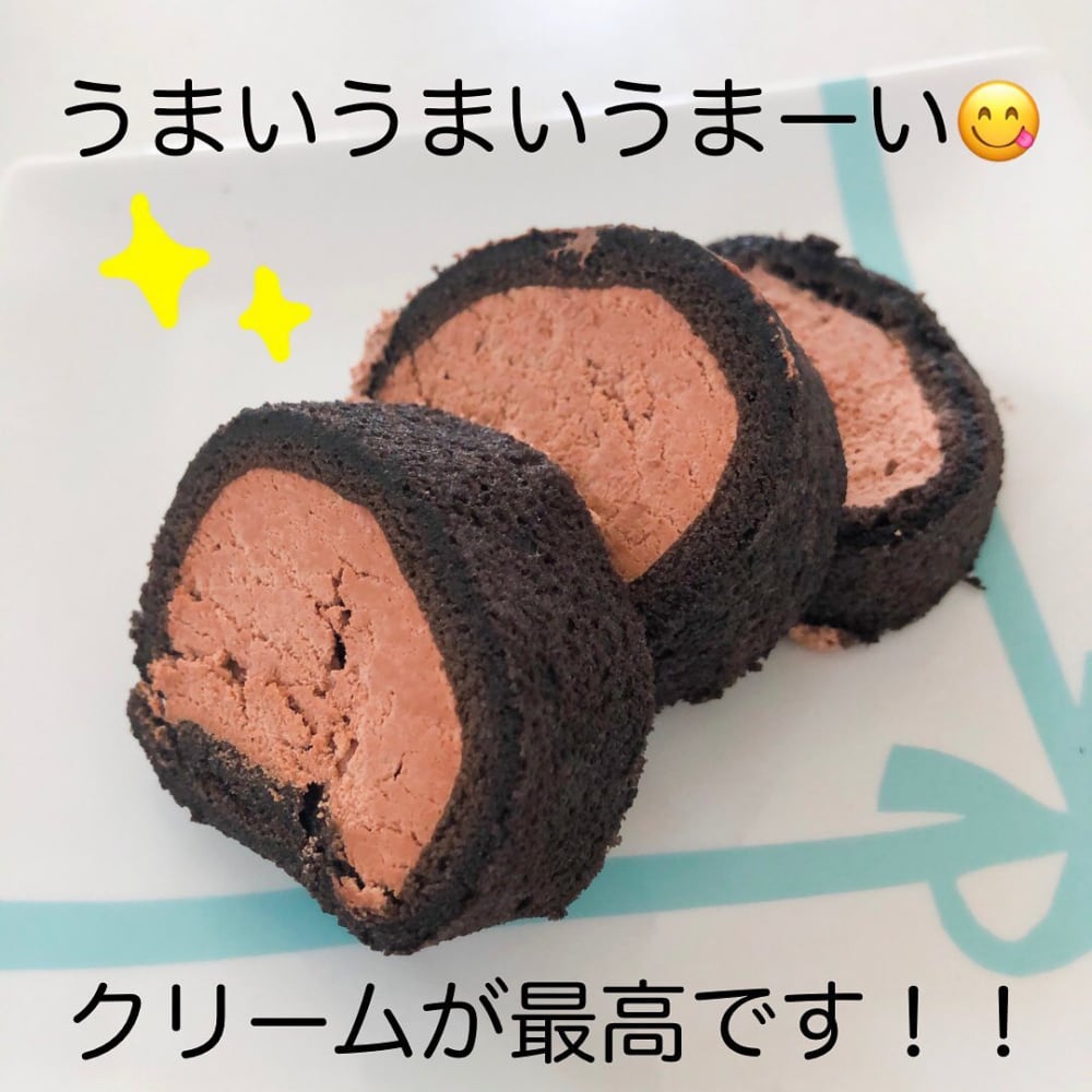 業務スーパーのチョコロールケーキをお皿に乗せている写真