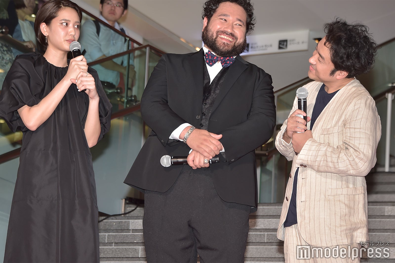 山崎紘菜が喋っている間熱い視線を送るムロツヨシ （C）モデルプレス