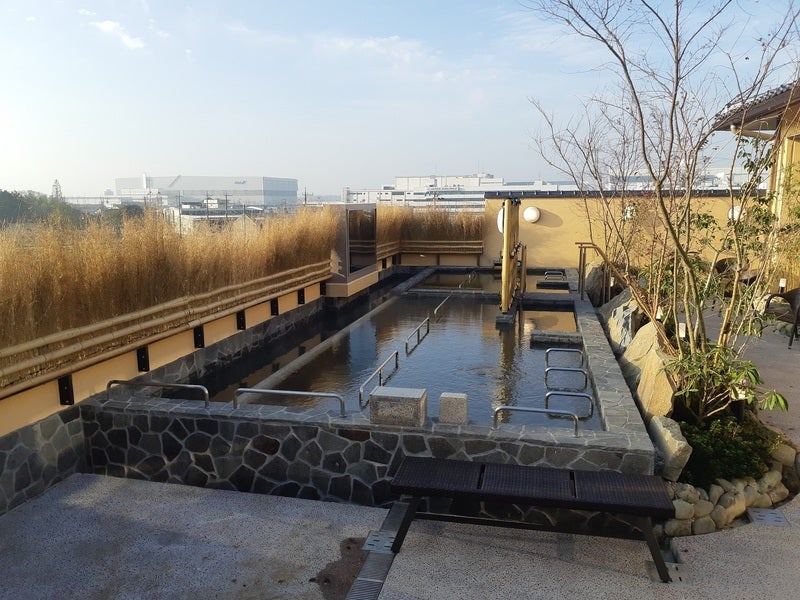 「成田空港温泉空の湯」飛び立つ航空機を眺める露天風呂を完備