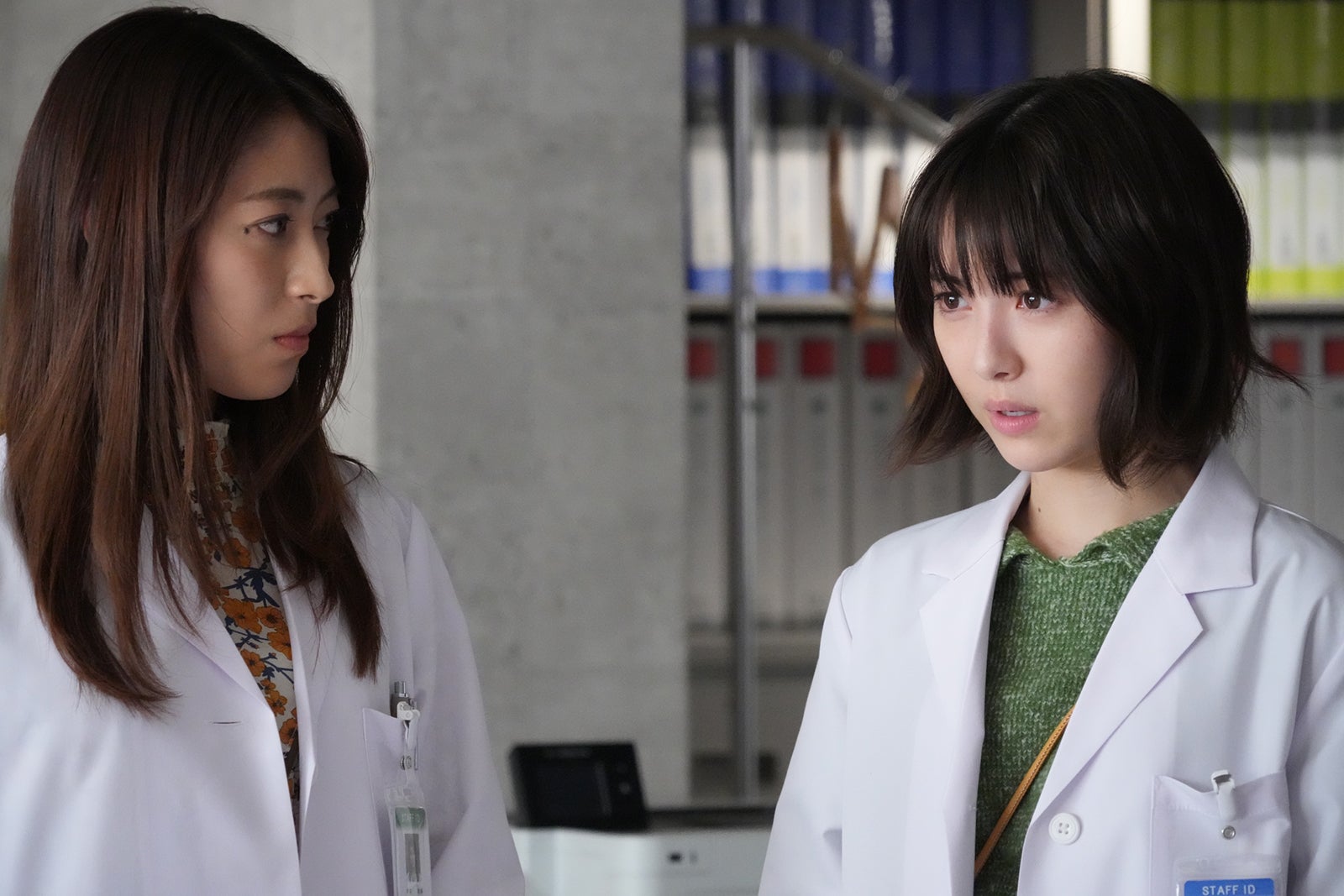 瀧本美織、浜辺美波 （C）フジテレビ