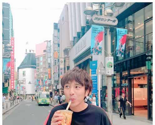 ゆず北川悠仁、渋谷センター街でタピる「美味くて焦る」