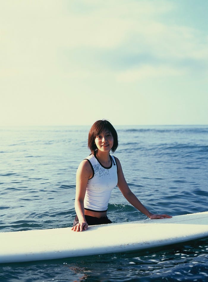 相武紗季『surf trip』より(C)細野晋司/集英社