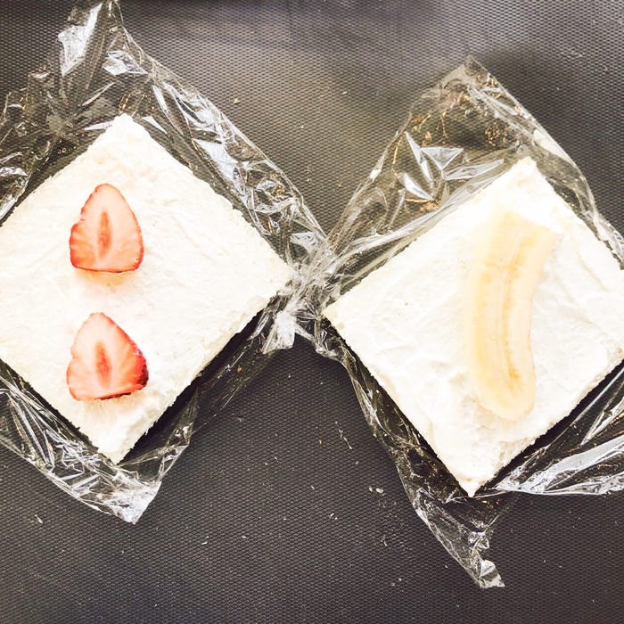 手順3:いちごとバナナをのせる/画像提供:柏原歩