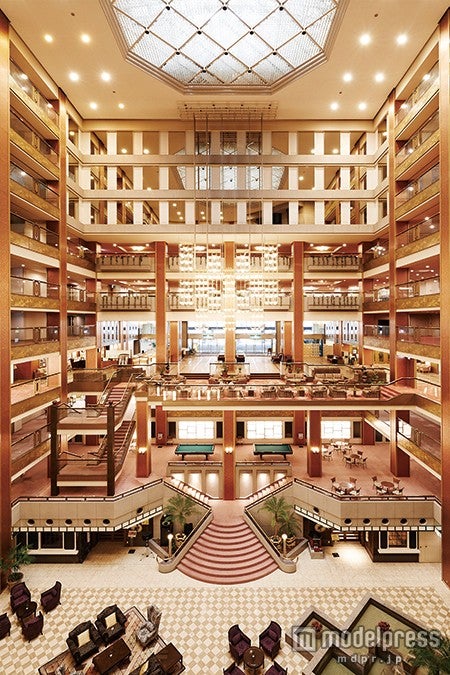 エントランスホールは10フロアをつなぐ吹き抜けが開放感いっぱい／画像提供：あさやホテル