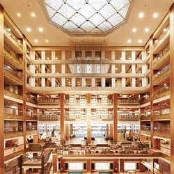 エントランスホールは10フロアをつなぐ吹き抜けが開放感いっぱい/画像提供:あさやホテル