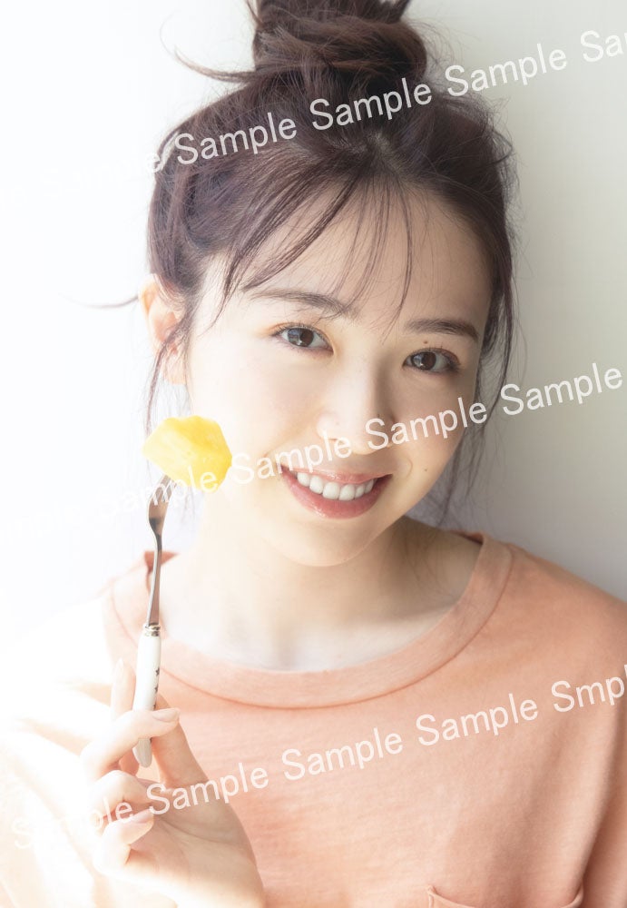 渡辺みり愛1st写真集「消極的な華やかさ」封入特典ポストカード／（撮影：彦坂栄治）