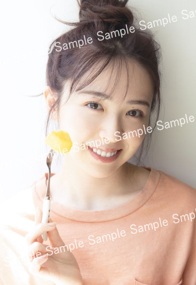 渡辺みり愛1st写真集「消極的な華やかさ」封入特典ポストカード/(撮影:彦坂栄治)