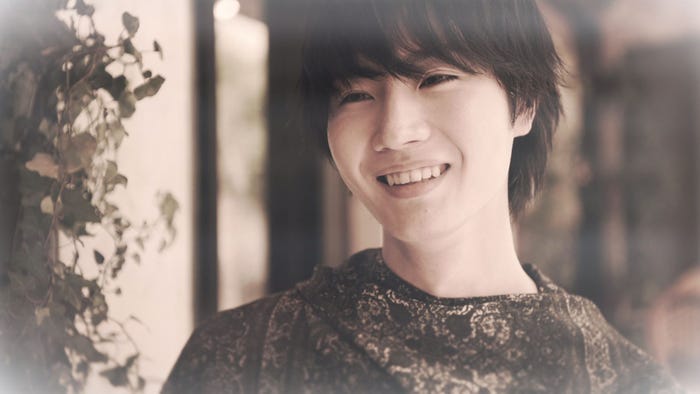 桜田通/MAGIC OF LiFE「アオイシグナル」MVより