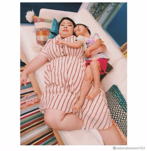 渡辺直美、”息子”と寝転びショット「癒される」「仲良し」の声＜カンナさーん！＞