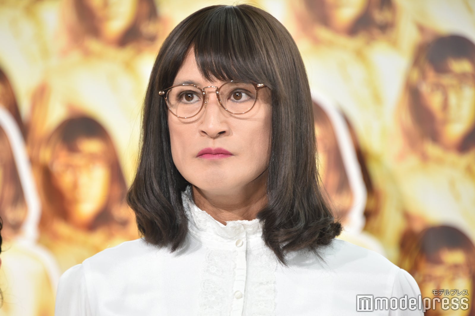 セルフメイクを10分足らずで終わらせる松岡昌宏（C）モデルプレス